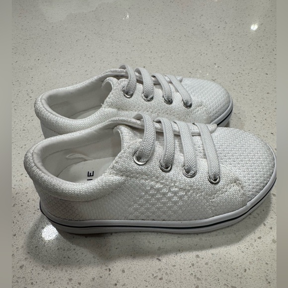 Janie and jack white knit sneakers NWOT size 6 - Picture 3 of 8